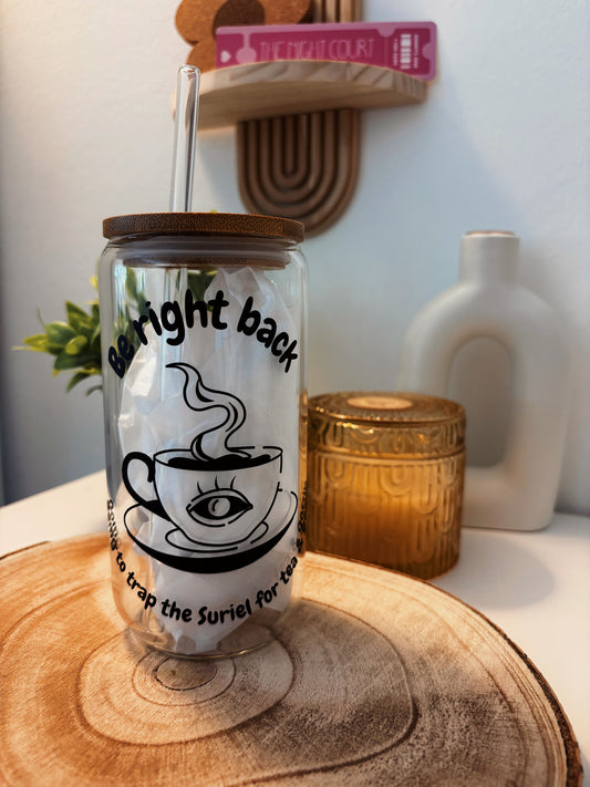 ✨ „Be right back – need to trap the Suriel for tea & gossip.“ ✨ | Glastumbler | 475ml | incl. Bambusdeckel und Glasstrohhalm