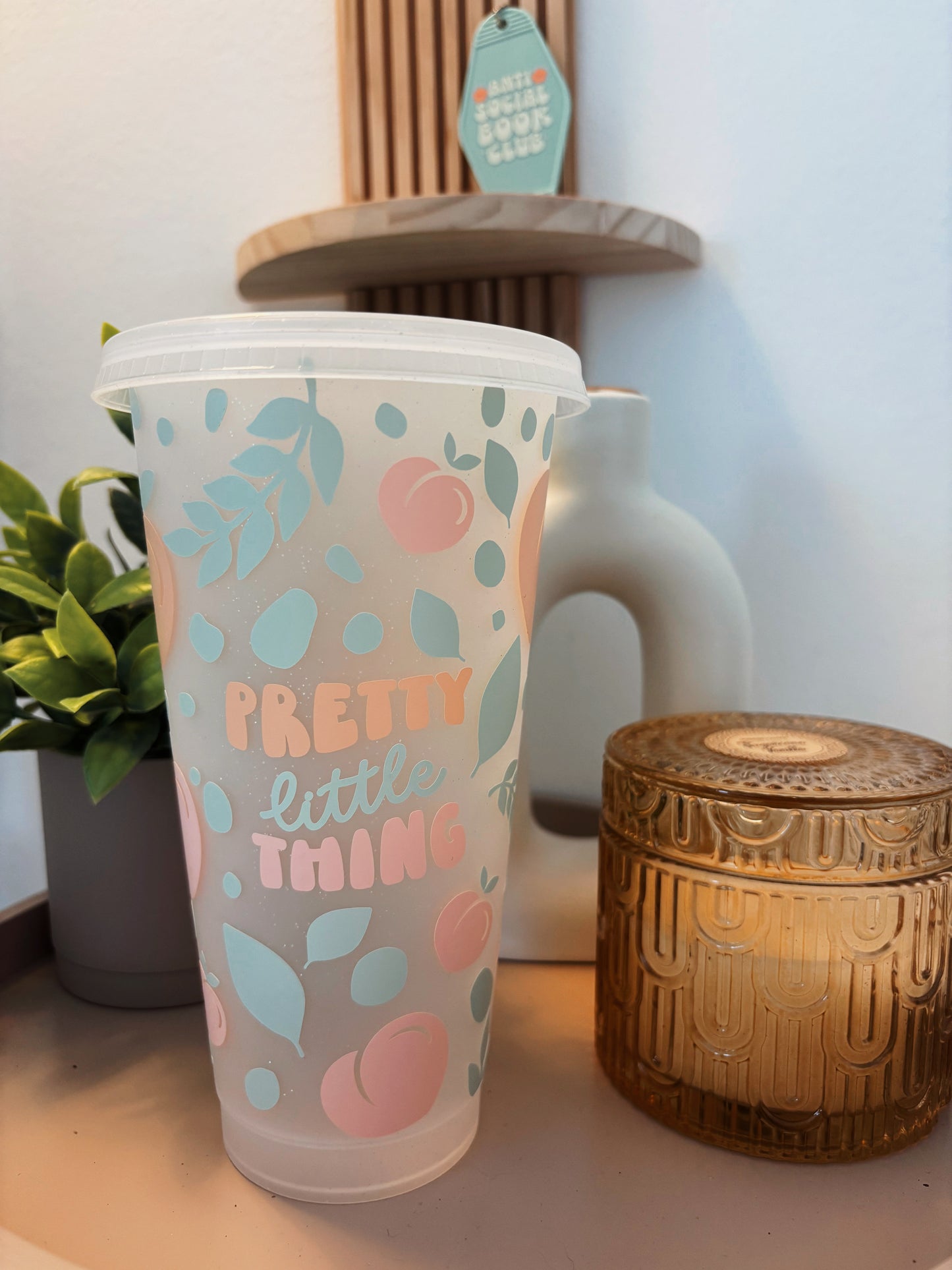 ✨🍑 Pretty Little Thing | Becher mit Deckel – 700 ml