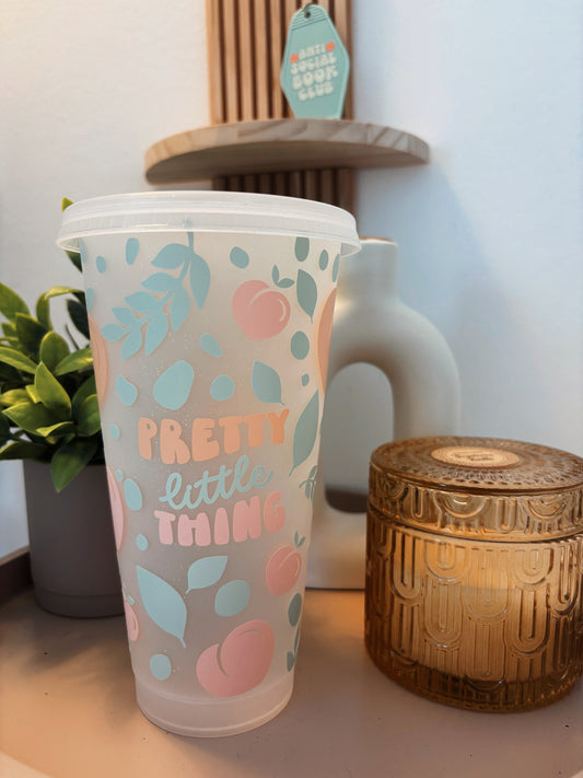 ✨🍑 Pretty Little Thing | Becher mit Deckel – 700 ml