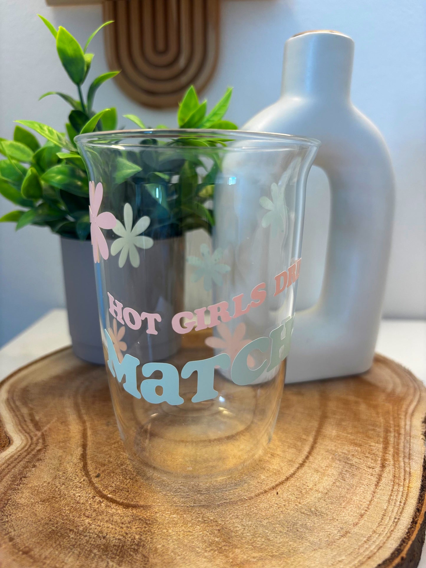 🌸 Hot Girls Drink Matcha – Glasbecher 350ml incl. Glasstrohhalm