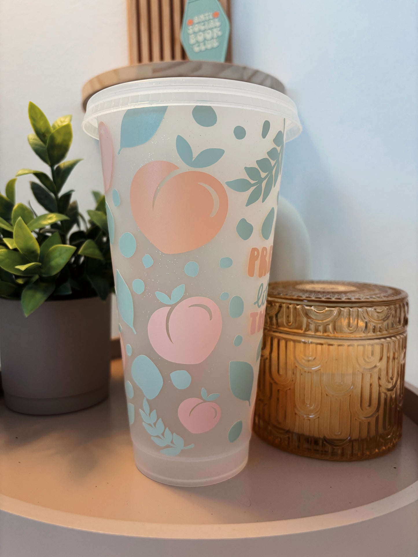 ✨🍑 Pretty Little Thing | Becher mit Deckel – 700 ml