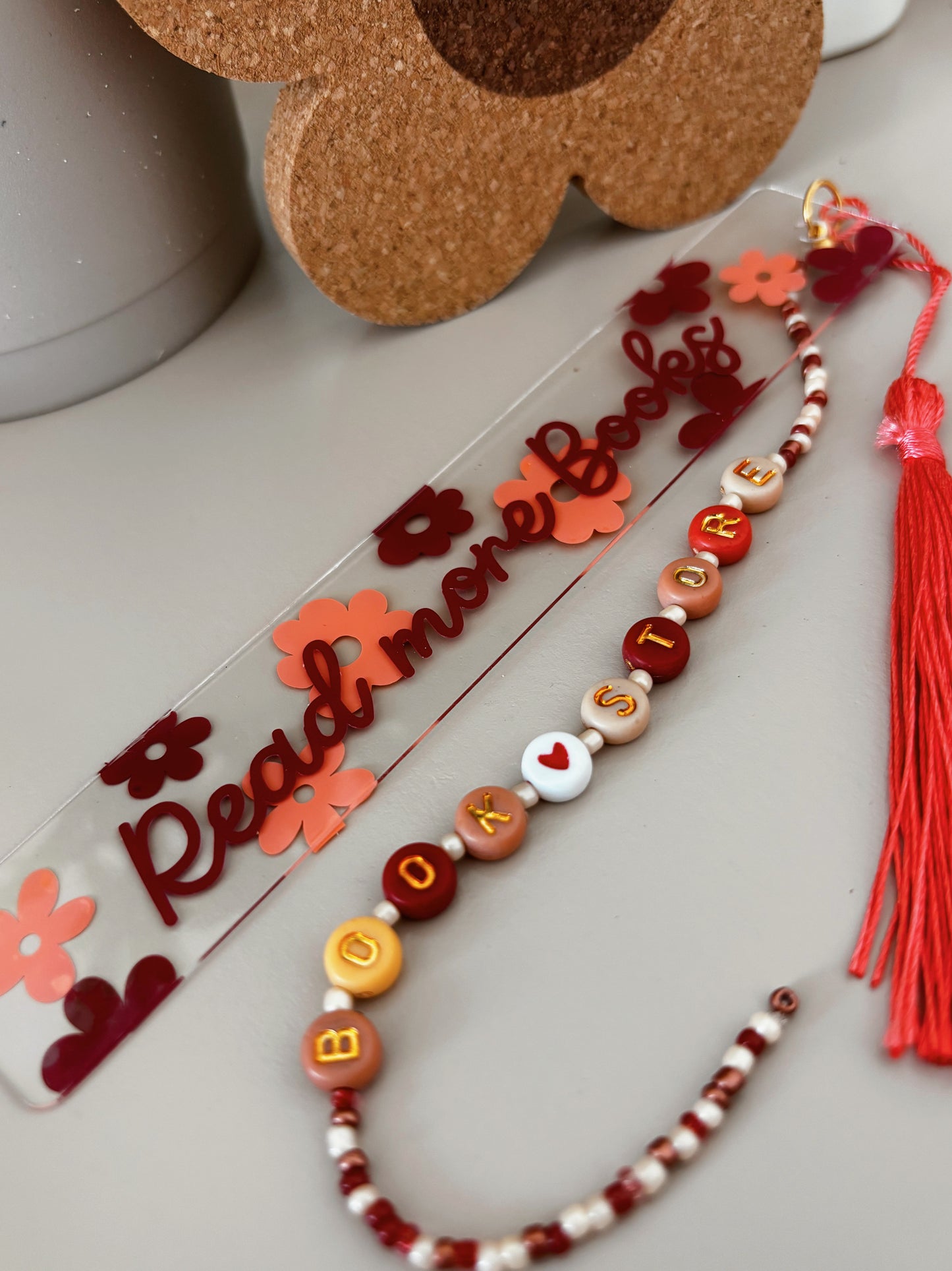 „Read More Books“ – Blümchen-Lesezeichen mit Perlenkette 🌼