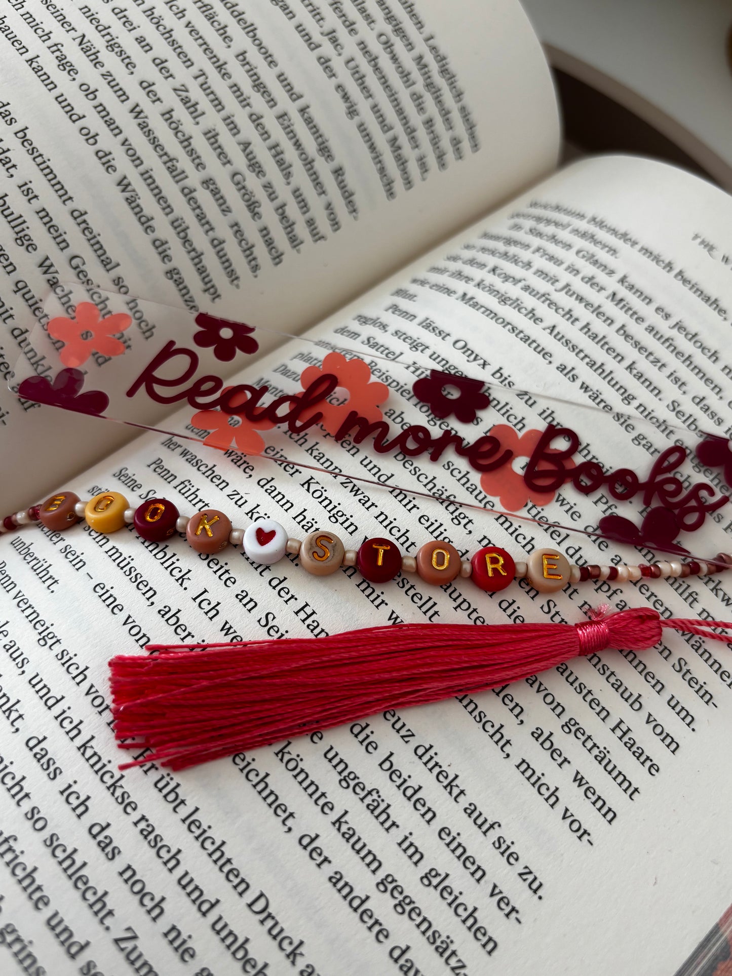 „Read More Books“ – Blümchen-Lesezeichen mit Perlenkette 🌼