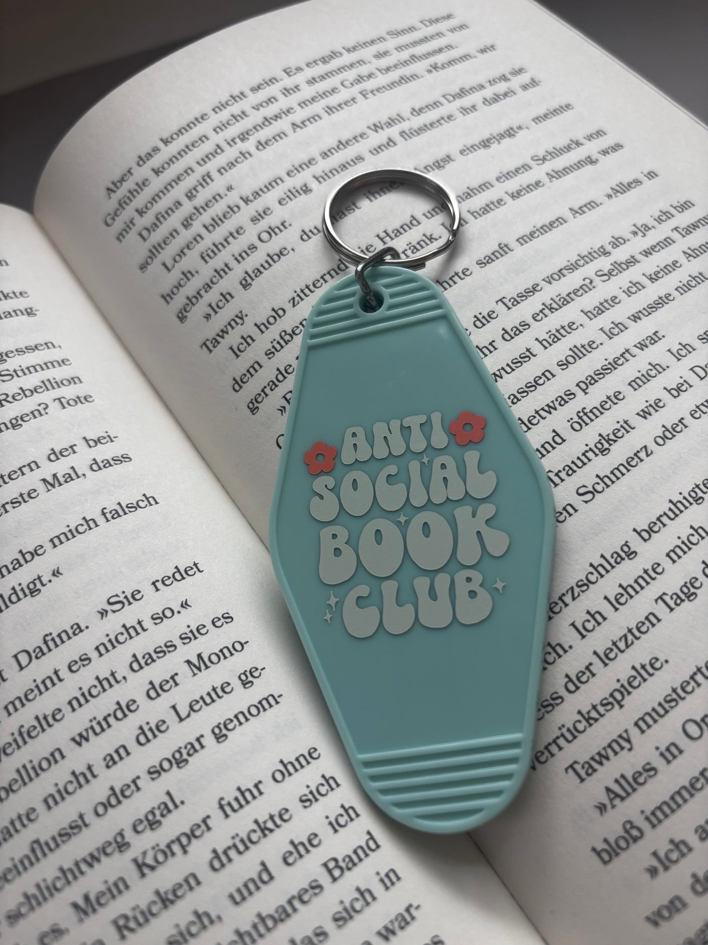 📚 Motel Keychains – Bookish Edition